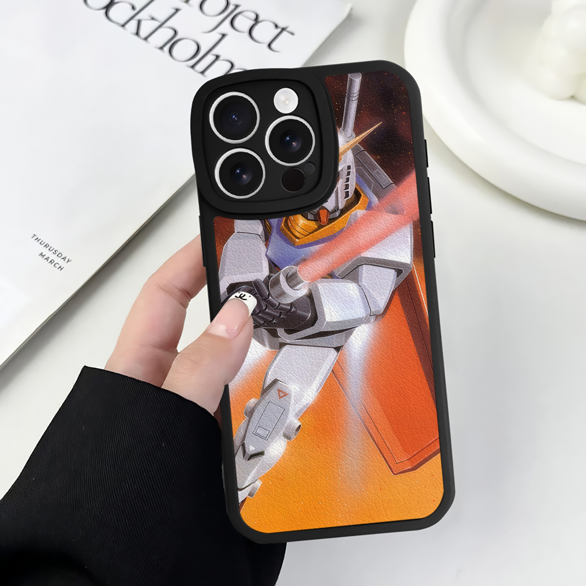 （画像用） 機動戦士ガンダム Mobile Suit Gundam 【iPhone 16シリーズ対応】シリコンスマホケース（レザー調） 材質：シリコン